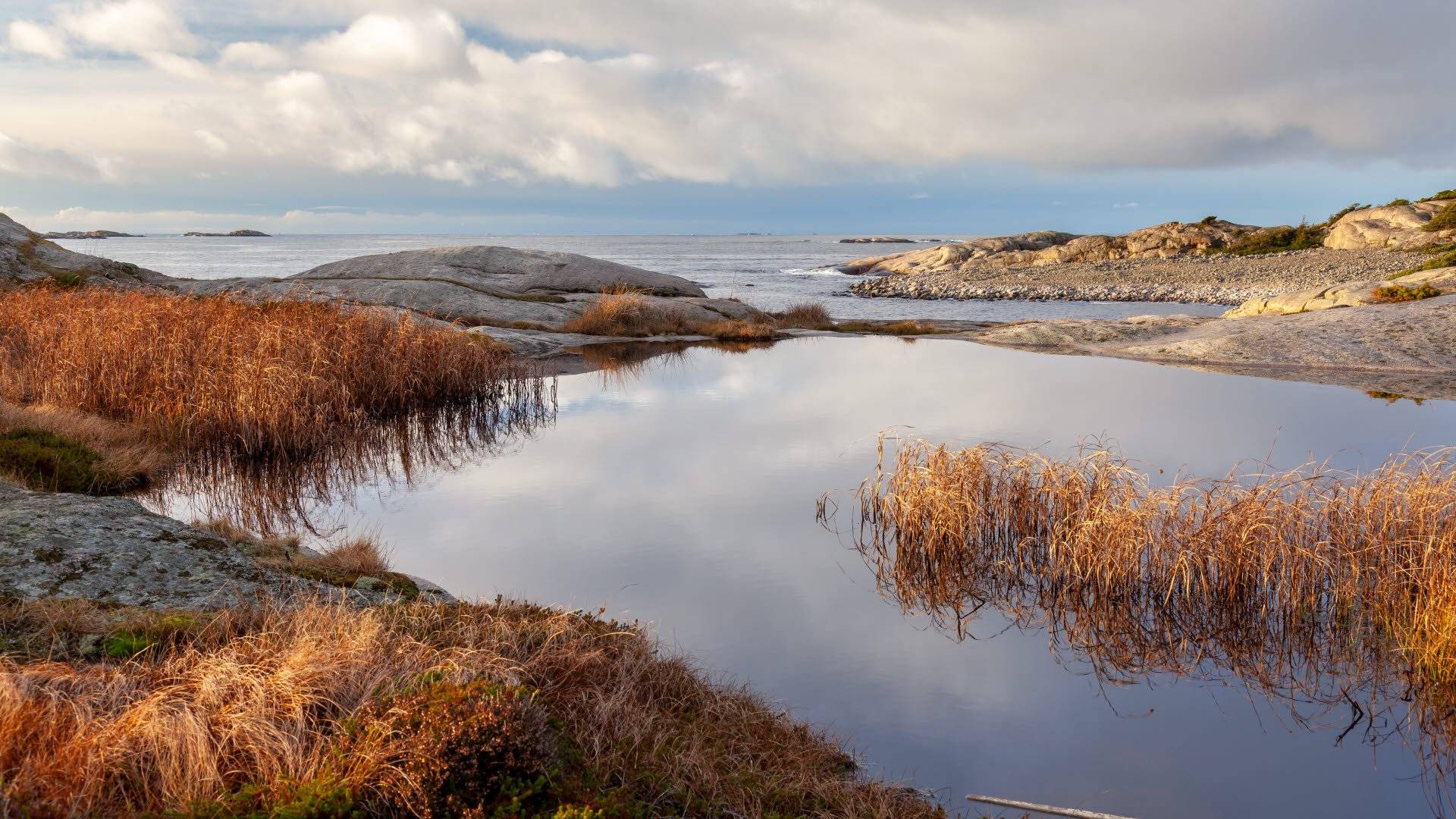 Klippigt landskap vid Kosterhavets nationalpark med havet som breder ut sig i bakgrunden.