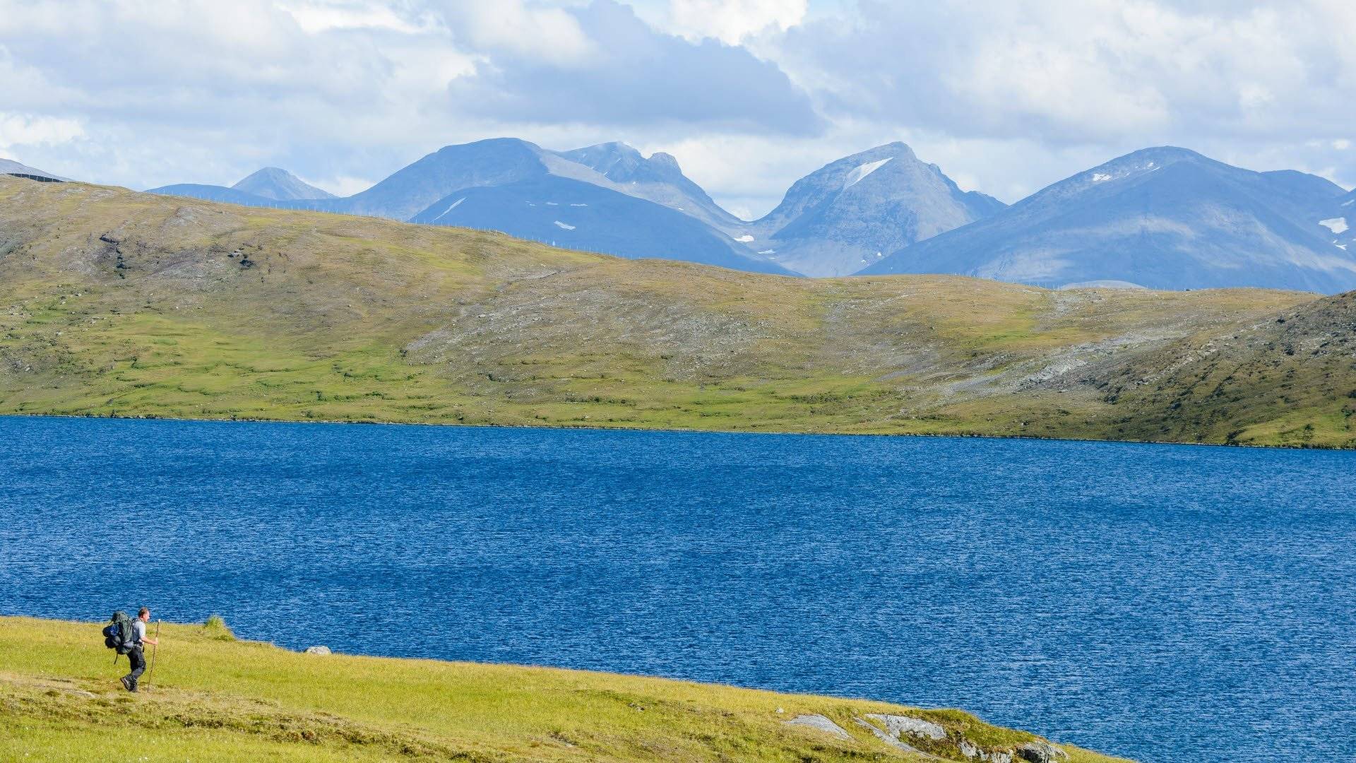 Fjällvandrare vid sjö i Padjelanta nationalpark. 