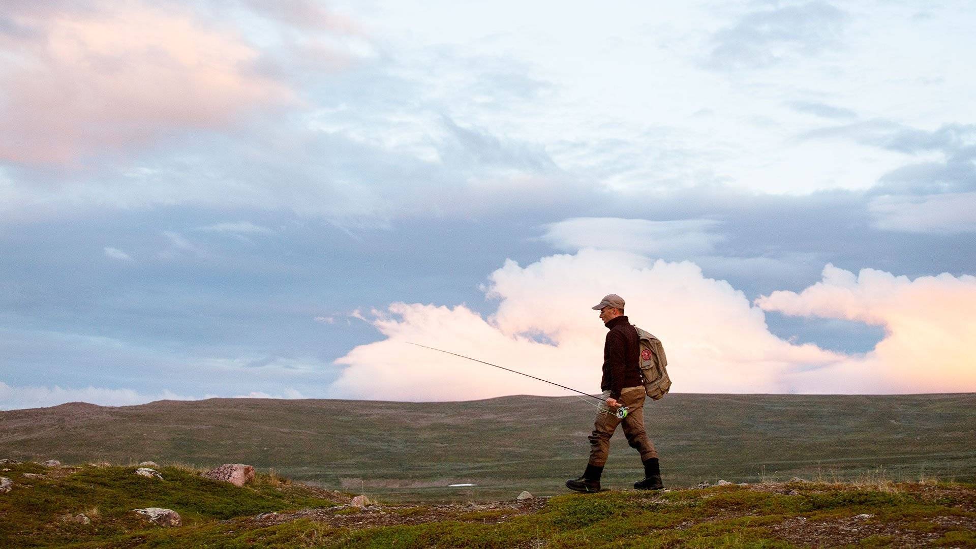 Flugfiskare vandrar i fjällen, Kiruna, Norrbotten.