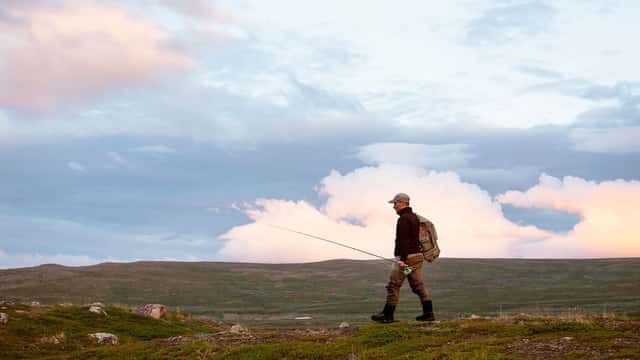 Flugfiskare vandrar i fjällen, Kiruna, Norrbotten.