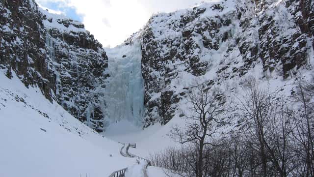 Njupeskärs vattenfall på vintern.
