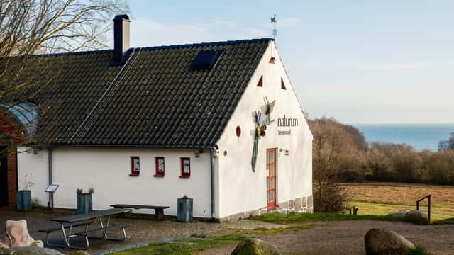 Naturum Stenshuvud med utsikt över Östersjön i bakgrunden.