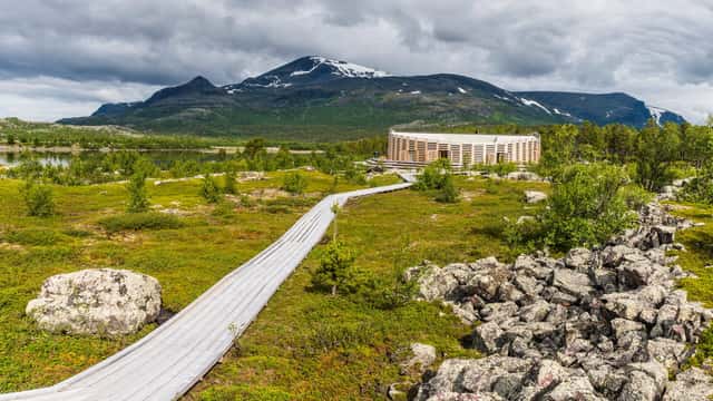 Spång leder till naturum i Stora Sjöfallets nationalpark. 