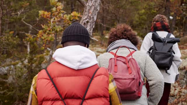 Ungdomar på utflykt i naturen, Björnö, Stockholms kommun.